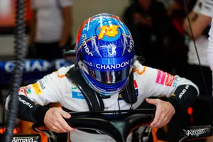 Fernando Alonso, McLaren, s'installe dans son baquet