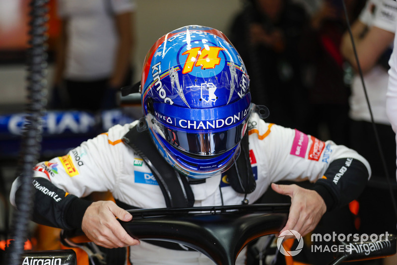 Fernando Alonso, McLaren, si cala nell'abitacolo della sua monoposto