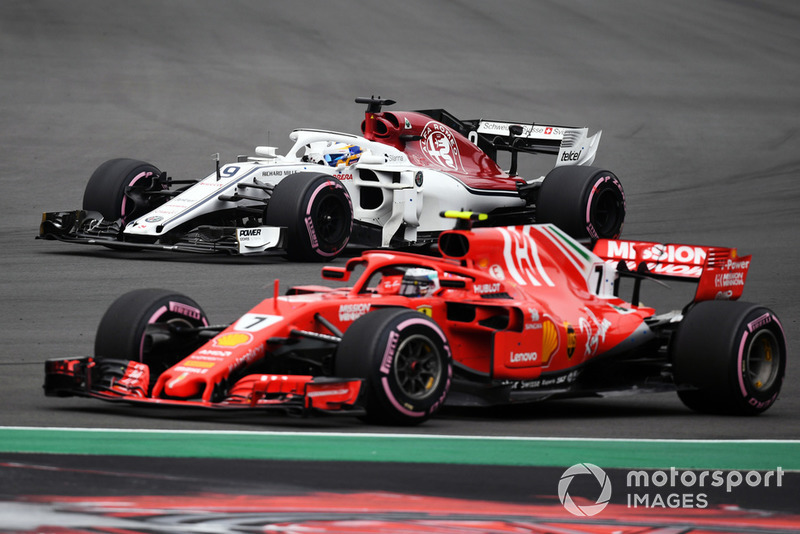 Marcus Ericsson, Sauber C37 and Kimi Raikkonen, Ferrari SF71H