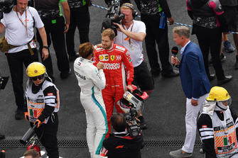 Lewis Hamilton, Mercedes AMG F1 e Sebastian Vettel, Ferrari, festeggiano nel parco chiuso