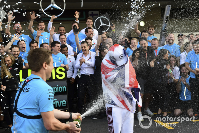 Lewis Hamilton, Mercedes AMG F1, celebra su quinto mundial con el equipo