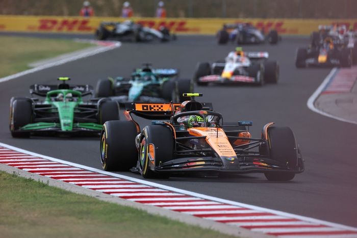 Lando Norris, McLaren, Gabriel Bortoleto, Sauber