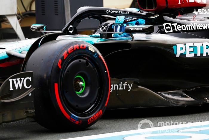 George Russell, Mercedes F1 W15, en boxes
