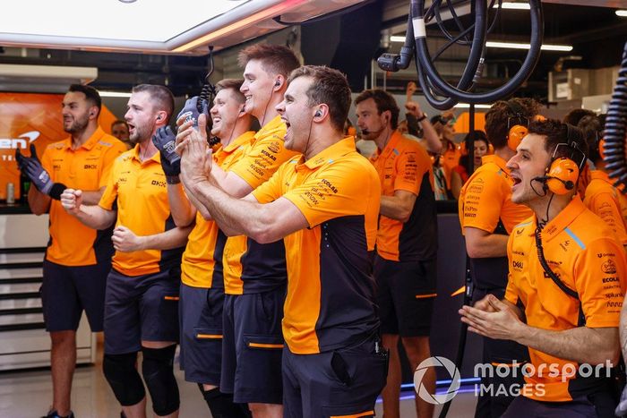 El equipo McLaren celebra en el garaje la pole de Lando Norris, McLaren MCL38.