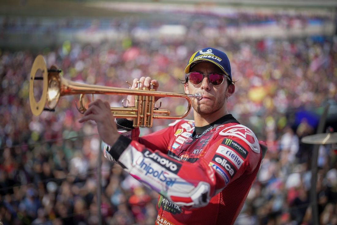Los miembros del equipo Ducati celebran las 100 victorias en GP