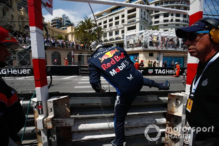 Sergio Pérez, Red Bull Racing, sube a la barrera tras su caída en la primera vuelta
