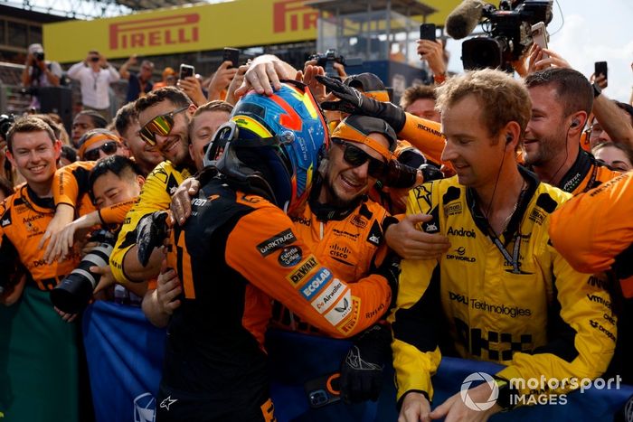 Oscar Piastri, McLaren F1 Team, 1ª posición, celebra con su equipo su llegada al Parc Ferme