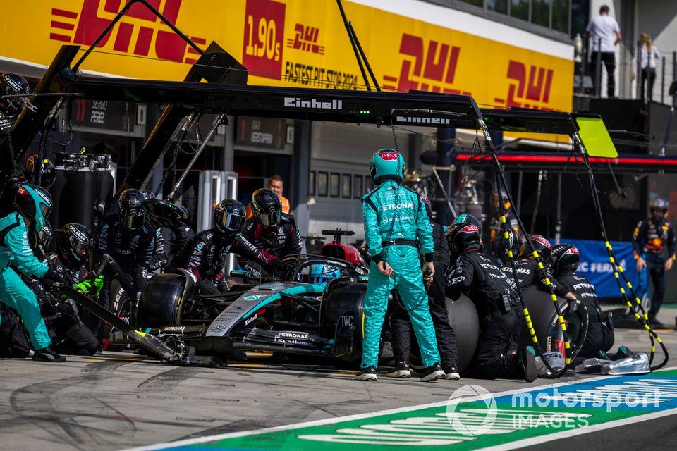 George Russell, Mercedes F1 W15, wykonuje pit stop