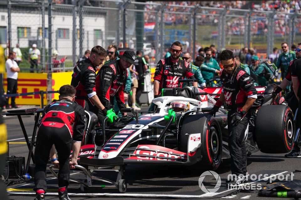 Mecánica en la parrilla con Kevin Magnussen, Haas VF-24