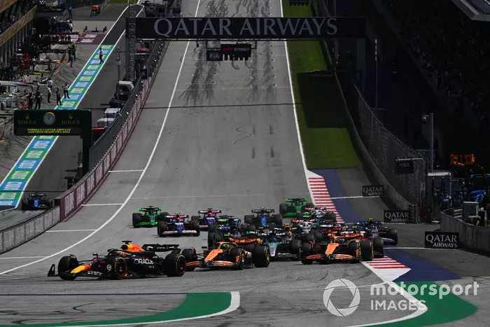 Max Verstappen, Red Bull Racing RB20, Lando Norris, McLaren MCL38, Oscar Piastri, McLaren MCL38, o resto do pelotão no início do Sprint