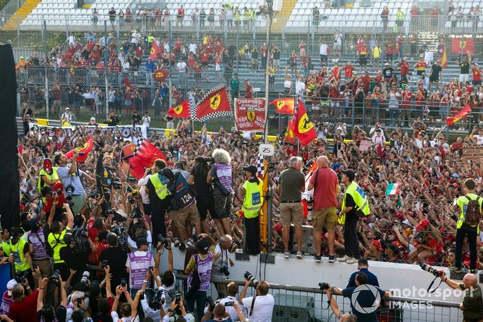 Fotógrafos en el muro de boxes