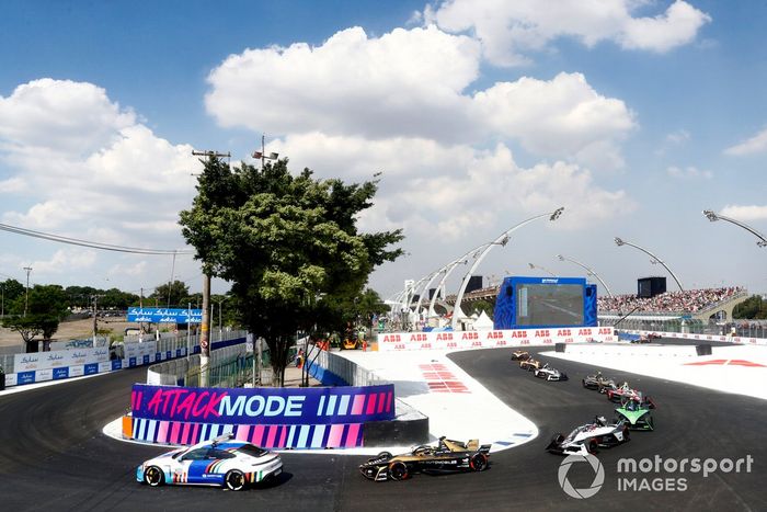 The Safety Car Stoffel Vandoorne, DS Penske, DS E-Tense FE23, Mitch Evans, Jaguar Racing , Jaguar I-TYPE 6, Nick Cassidy, Envision Racing, Jaguar I-TYPE 6