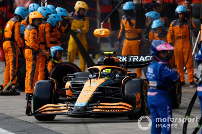 Lando Norris, McLaren MCL36, hace una parada en boxes