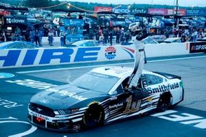 Race winner Aric Almirola, Stewart-Haas Racing, Ford Mustang