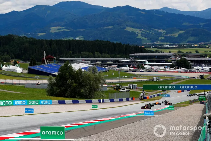 Max Verstappen, Red Bull Racing RB16B, Lewis Hamilton, Mercedes W12, Sergio Pérez, Red Bull Racing RB16B, Lando Norris, McLaren MCL35M al inicio