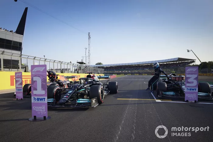 Ganador de la primera posición para la carrera Sprint Lewis Hamilton, Mercedes W12, segundo puesto Max Verstappen, Red Bull Racing RB16B y el tercer puesto Valtteri Bottas, Mercedes W12