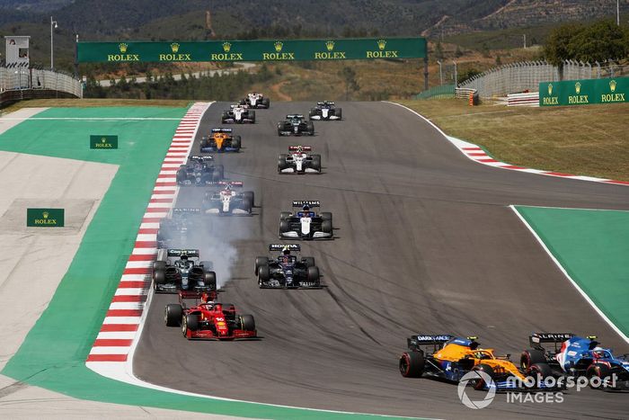 Sebastian Vettel, Aston Martin AMR21, Pierre Gasly, AlphaTauri AT02, Fernando Alonso, Alpine A521, George Russell, Williams FW43B, Kimi Raikkonen, Alfa Romeo Racing C41, al inicio