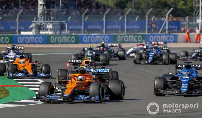 Lando Norris, McLaren MCL35M, Fernando Alonso, Alpine A521, Sergio Pérez, Red Bull Racing RB16B, Daniel Ricciardo, McLaren MCL35M