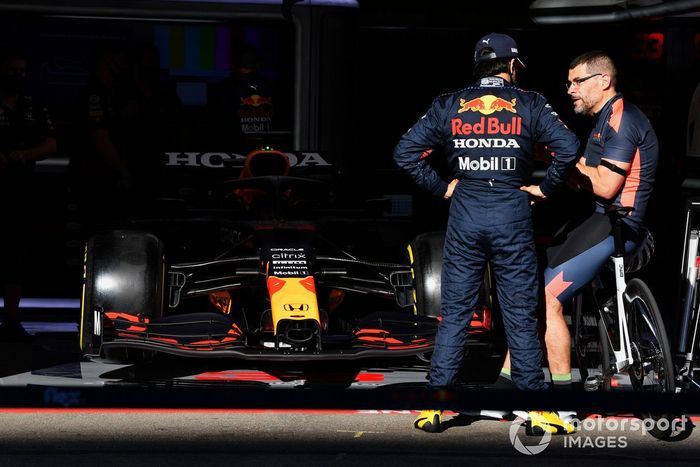 Sergio Perez, Red Bull Racing, con un miembro del equipo fuera del box