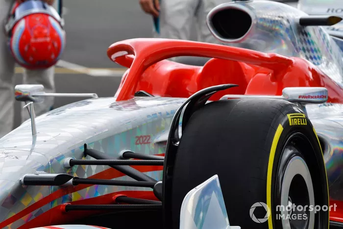 Detalle del Halo y rueda delantera del coche de Fórmula 1 2022