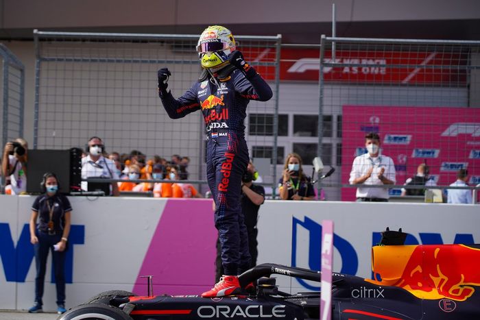 Ganador Max Verstappen, Red Bull Racing celebra en Parc Ferme