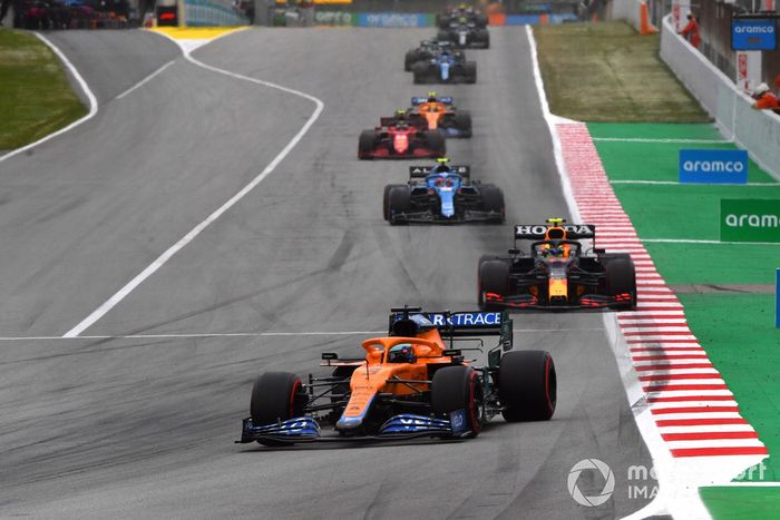 Daniel Ricciardo, McLaren MCL35M, Sergio Pérez, Red Bull Racing RB16B, Esteban Ocon, Alpine A521, Carlos Sainz Jr., Ferrari SF21 