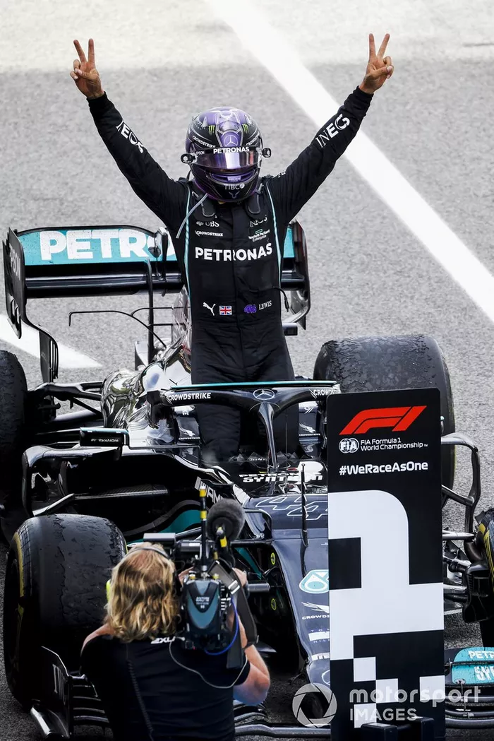 Ganador de la carrera Lewis Hamilton, Mercedes, celebra en Parc Ferme