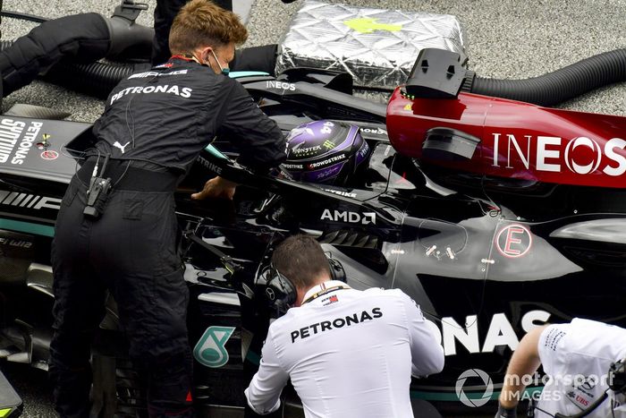 Lewis Hamilton, Mercedes W12, en la parrilla