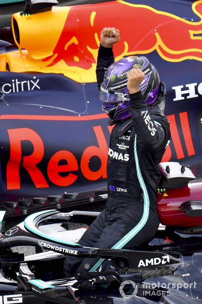 Lewis Hamilton, Mercedes, primera posición, celebra su victoria en su llegada al Parque Cerrado