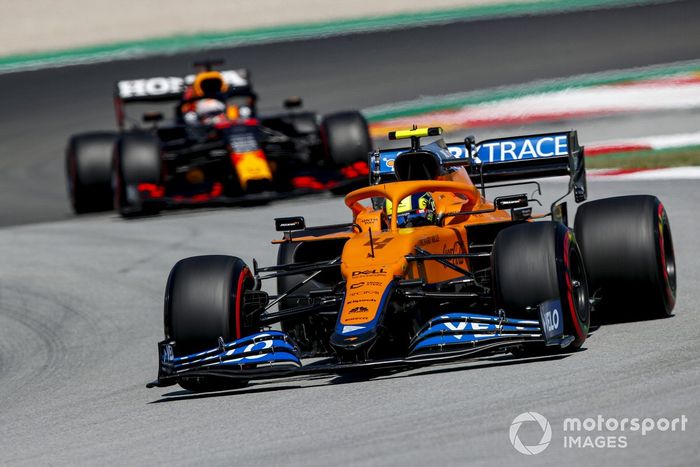 Lando Norris, McLaren MCL35M, Max Verstappen, Red Bull Racing RB16B