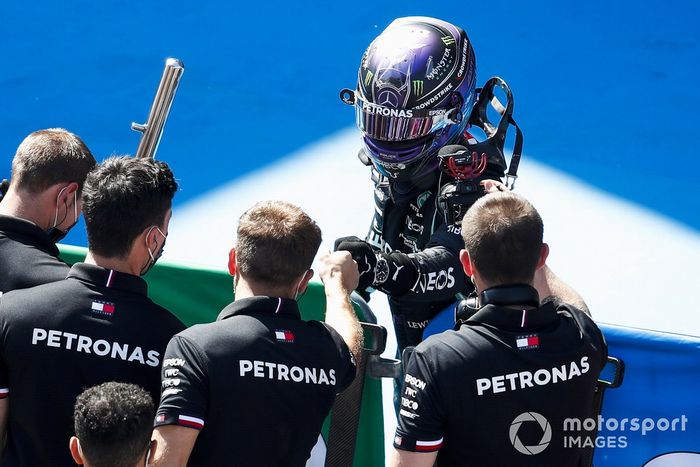 Lewis Hamilton, de Mercedes, celebra en Parc Ferme con su equipo tras conseguir su pole número 100 en la F1
