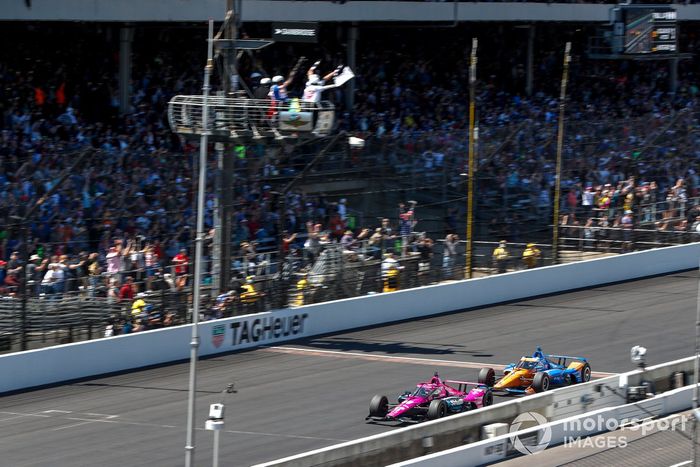 Ganador Helio Castroneves, Meyer Shank Racing Honda cruza la meta