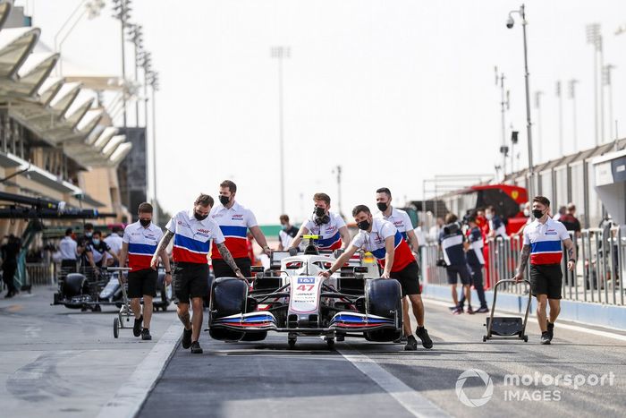 Mecánicos con el coche de Mick Schumacher, Haas VF-21 
