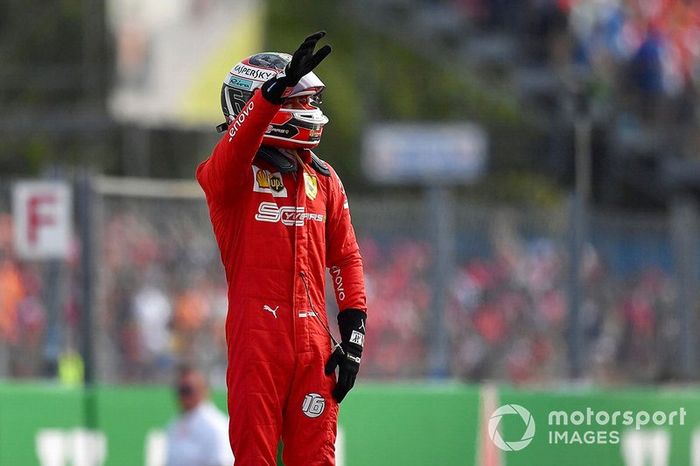 Ganador de la pole Charles Leclerc, Ferrari, celebra