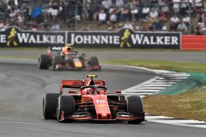 Charles Leclerc, Ferrari SF90, en Pierre Gasly, Red Bull Racing RB15