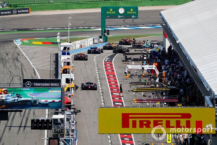 Carlos Sainz Jr., McLaren MCL34, Max Verstappen, Red Bull Racing RB15, Lando Norris, McLaren MCL34, Alexander Albon, Toro Rosso STR14, Nico Hulkenberg, Renault F1 Team R.S. 19, and Pierre Gasly, Red Bull Racing RB15, en fila para salir de los boxes