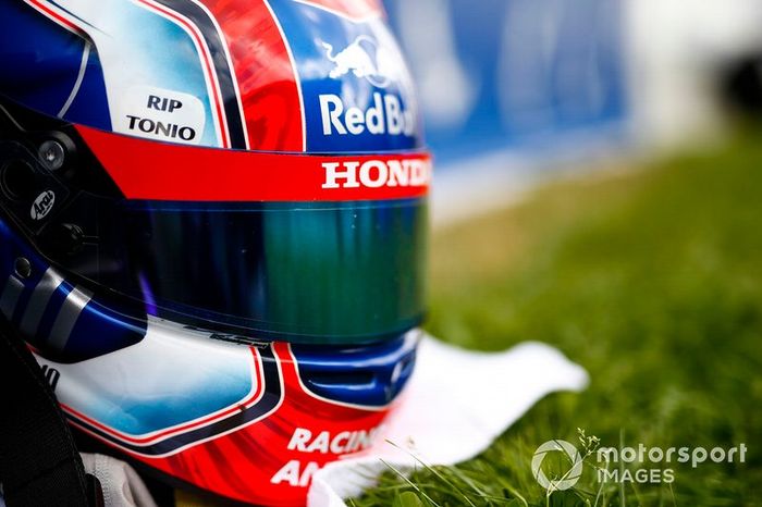l casco de Pierre Gasly, Toro Rosso, con un mensaje de respeto a Anthoine Hubert