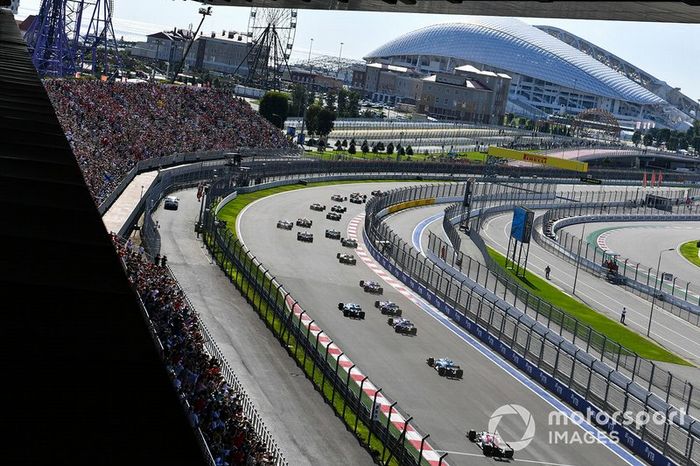 Sebastian Vettel, Ferrari SF90, precede Charles Leclerc, Ferrari SF90, Lewis Hamilton, Mercedes AMG F1 W10, Carlos Sainz Jr., McLaren MCL34, Valtteri Bottas, Mercedes AMG W10, e il resto delle auto all'inizio della gara