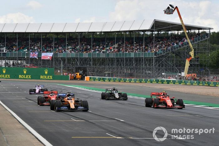 Carlos Sainz Jr., McLaren MCL34, Charles Leclerc, Ferrari SF90, Sebastian Vettel, Ferrari SF90, Romain Grosjean, Haas F1 Team VF-19, and Lance Stroll, Racing Point RP19, practican una salida al final de la PL2
