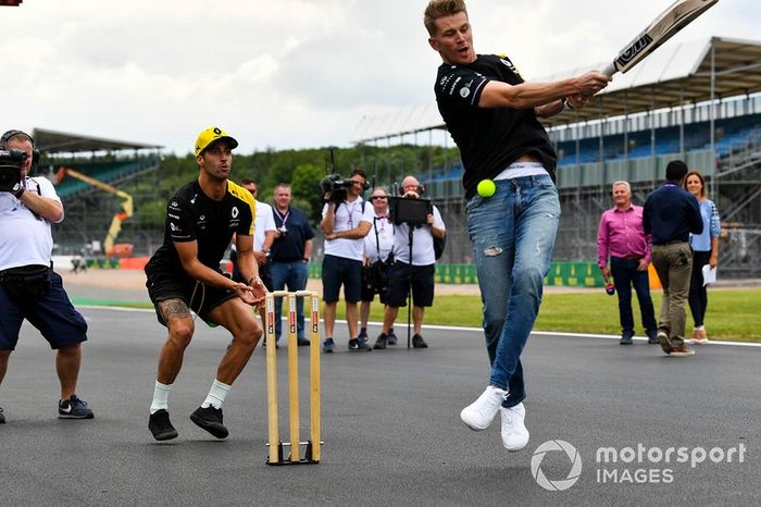 O alto salário de Hulkenberg e de Ricciardo pode fazer os franceses optarem por substituir o alemão por Ocon.