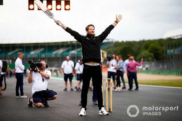 Romain Grosjean, Haas F1, jugando a cricket 