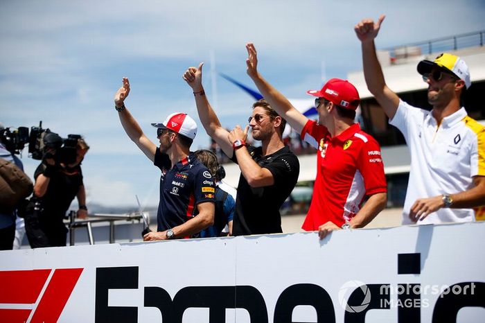 Pierre Gasly, Red Bull Racing, Romain Grosjean, Haas F1, Charles Leclerc, Ferrari, y Daniel Ricciardo, Renault F1 Team, en el desfile de pilotos