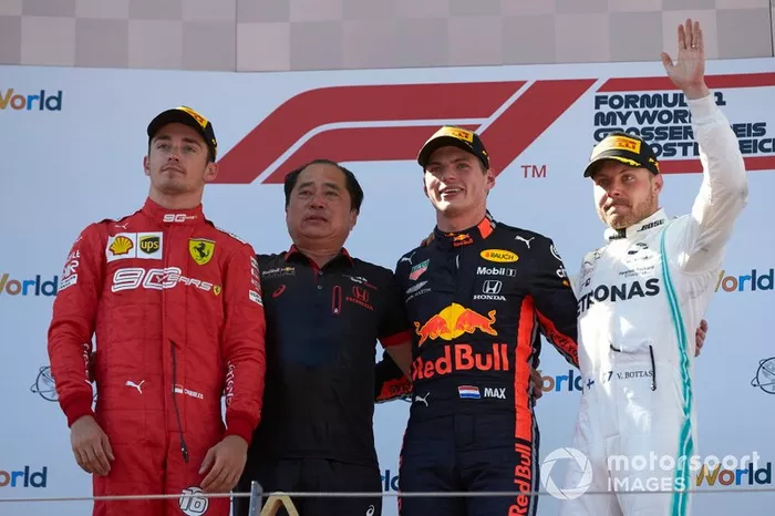 Podio: segundo lugar Charles Leclerc, Ferrari, Toyoharu Tanabe, F1 Director Honda, ganador de la carrera Max Verstappen, Red Bull Racing, y tercer lugar Valtteri Bottas, Mercedes AMG F1