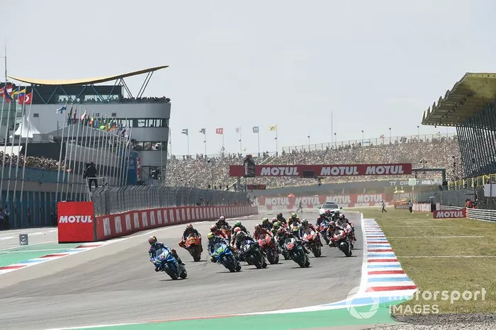 A MotoGP também precisou adiar o GP da Holanda devido às restrições do governo local. A visão mais otimista da Dorna Sports coloca o início da temporada na República Tcheca em agosto. O GP da Finlândia, em 12 de julho, é dúvida porque o novo circuito ainda não foi aprovado pela Federação