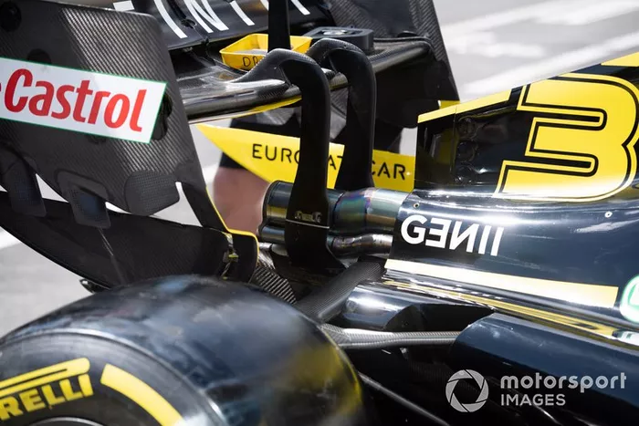 Renault R.S.19: Heckflügelhalterung und Auspuff