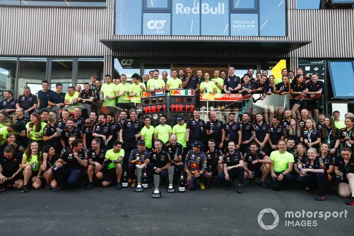 El equipo Red Bull,  Max Verstappen, Red Bull Racing, Sergio Pérez, Red Bull Racing, Adrian Newey, Jefe de Tecnología, Red Bull Racing y Christian Horner, Director del Equipo, Red Bull Racing, celebran su resultado de 1-2