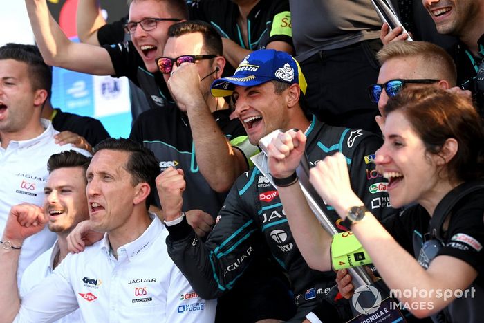 James Barclay, director del equipo Jaguar TCS Racing, Mitch Evans, Jaguar Racing, 1ª posición, el equipo Jaguar celebra