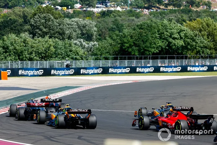 Max Verstappen, Red Bull Racing RB19, Lewis Hamilton, Mercedes F1 W14, Lando Norris, McLaren MCL60, Oscar Piastri, McLaren MCL60, en la salida.