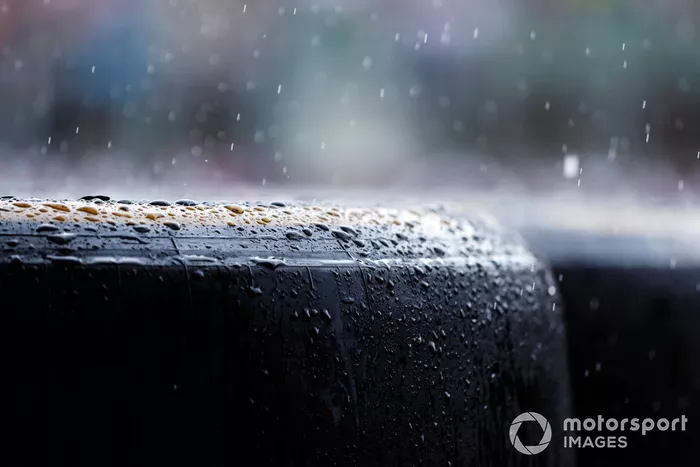 Gotas de lluvia sobre un neumático Pirelli
