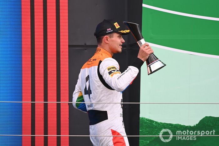 Lando Norris, McLaren, 2ª posición, abandona el podio con su trofeo y Champagne